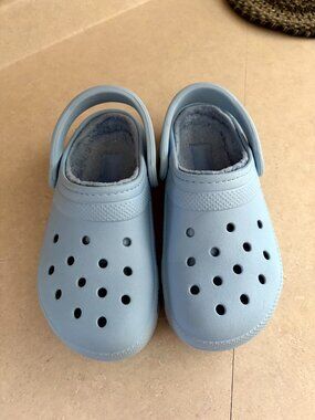 Crocs Comfort Fuzzy Lined Blue Faux Fur Clog Shoes Size Women's 6 Men's 4